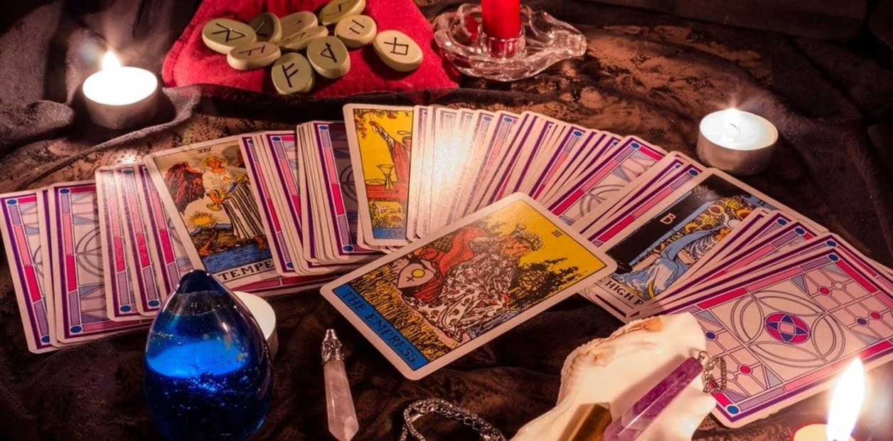 https://claragrau.com.ar/wp-content/uploads/2020/11/Feminismo-a-la-carta-y-a-la-suerte-Tarot-y-Astrologia-con-mirada-de-genero.jpg